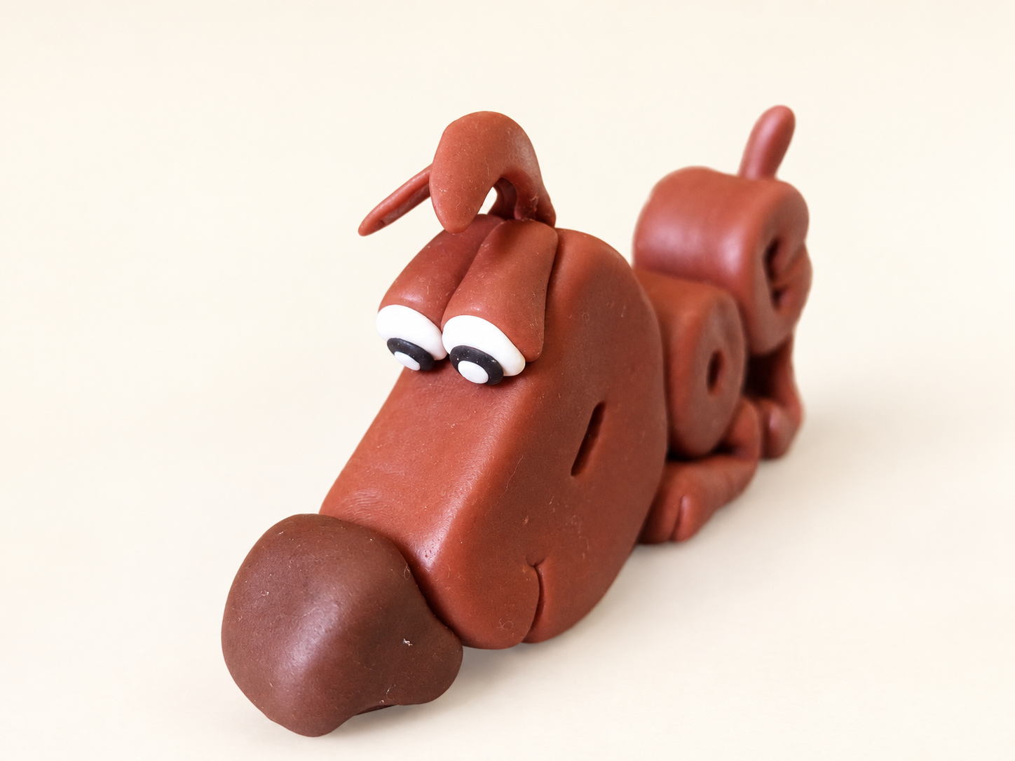 Cachorrinho marrom modelado à mão